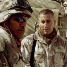 Jake Gyllenhaal e jamie Foxx in una scena del film Jarhead