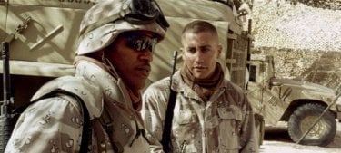 Jake Gyllenhaal e jamie Foxx in una scena del film Jarhead