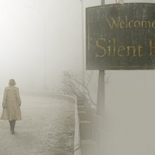 Radha Mitchell in una scena di SILENT HILL adattamento dell'omonimo videogioco