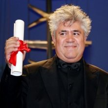 Pedro Almodóvar con il premio per la migliore sceneggiatura per Volver