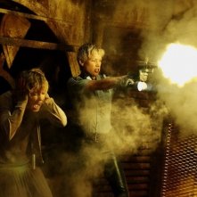 Radha Mitchell con Laurie Holden in una scena di SILENT HILL