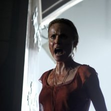 Radha Mitchell in una scena di SILENT HILL, adattamento dell'omonimo videogame