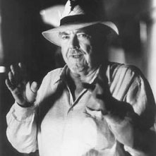 Una bella immagine di Robert Altman sul set