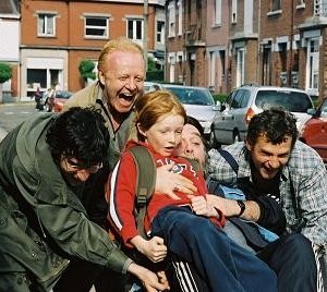 Una scena del film La raison du plus faible