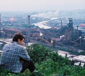 Una scena del film La raison du plus faible