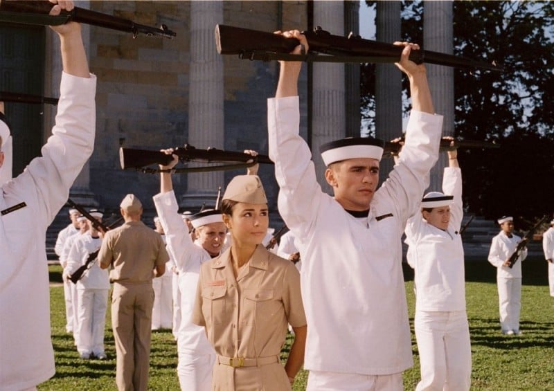 Jordana Brewster con James Franco in una scena del film Annapolis