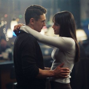 Jordana Brewster e James Franco in una scena romantica del film Annapolis