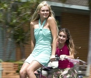 Sara Paxton e Emma Roberts in Aquamarine