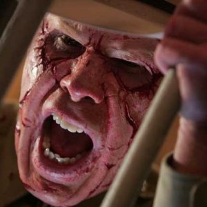 Un inquietante primo piano di Ron Perlman in 'Desperation'