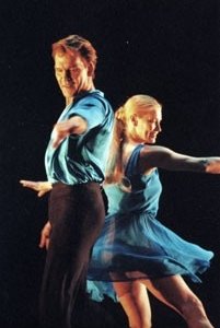 Passi di danza per Patrick Swayze in una scena di One Last Dance