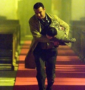 Liev Schreiber e Seamus Davey-Fitzpatrick in Omen - Il presagio