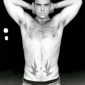 Robbie Williams supersexy a torso nudo.