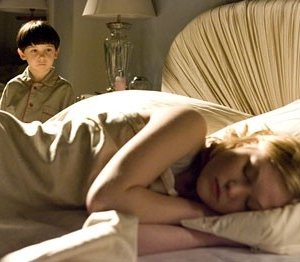 Seamus Davey-Fitzpatrick con Julia Stiles in Omen - Il presagio