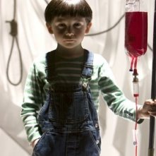 Un'immagine inquietante di Seamus Davey-Fitzpatrick in The Omen