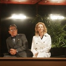 Tommy Lee Jones e Virginia Madsen in una scena del film Radio America