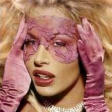 guanti e mascherina per Valeria Marini