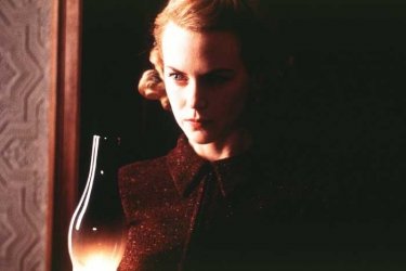 Nicole Kidman in una scena della ghost-story The Others