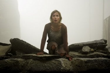 Radha Mitchell in una scena di SILENT HILL, diretto da Christophe Gans e ispirato all'omonimo videogame