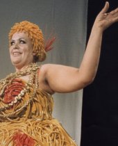 Maria Antonietta Beluzzi vestita da 'donna pasta' per Fellini