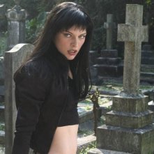 Milla Jovovich in un cimitero, in una sequenza di Ultraviolet