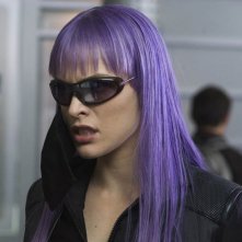 Lunghi capelli viola per la splendida e grintosa Milla Jovovich in una scena di Ultraviolet