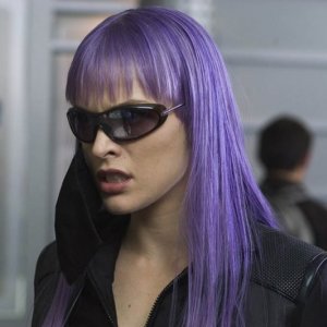 Lunghi capelli viola per la splendida e grintosa Milla Jovovich in una scena di Ultraviolet