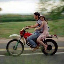 Gabriella Belisario in motorino con Jacopo Petrini ne L'estate del mio primo bacio