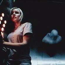 Kristen Bell in una scena dell'horror Pulse