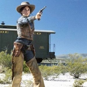 rivoltella in pugno per Penelope Cruz in una scena di Bandidas