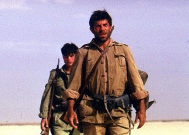 Pierfrancesco Favino e Paolo Briuguglia (alle sue spalle) in El Alamein