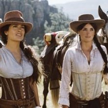 Salma Hayek e Penelope Cruz nel western Bandidas