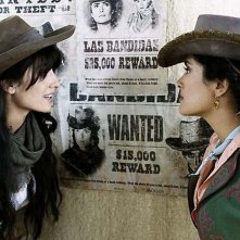 Salma Hayek con Penelope Cruz in Bandidas