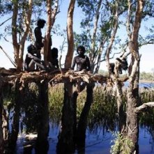 Una scena di Dieci canoe