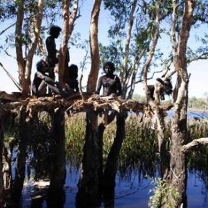 Una scena di Dieci canoe