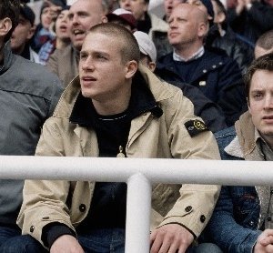 Charlie Hunnam e Elijah Wood in Hooligans