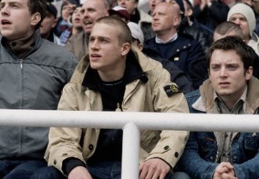 Charlie Hunnam e Elijah Wood in Hooligans