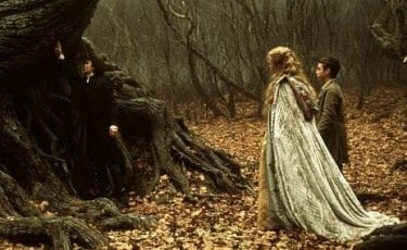 Christina Ricci e Johnny Depp in una sequenza de Il mistero di Sleepy Hollow