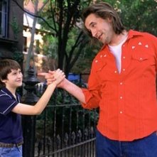 Owen Kline e William Baldwin in una scena del film Il calamaro e la balena