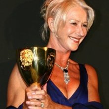 Helen Mirren con la Coppa Volpi per The Queen