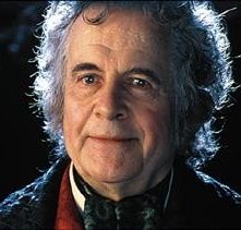 Ian Holm nei panni di Bilbo Baggins ne 'La Compagnia dell'Anello'