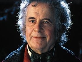 Ian Holm nei panni di Bilbo Baggins ne 'La Compagnia dell'Anello'