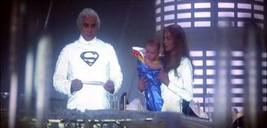 Marlon Brando, Lee Quigley e Susannah York in una scena di SUPERMAN