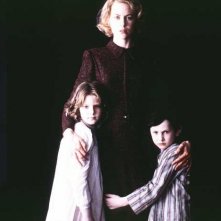 Nicole Kidman, Alakina Mann e James Bentley in una scena di The Others