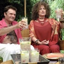 Fred Willard e Jennifer Coolidge in una scena del film Hot Movie