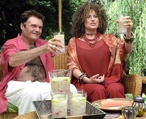 Fred Willard e Jennifer Coolidge in una scena del film Hot Movie