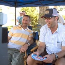 Il regista Aaron Seltzer e il co-sceneggiatore Jason Friedberg sul set del film Hot Movie