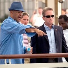 Il regista Clark Johnson con Michael Douglas sul set del film The Sentinel