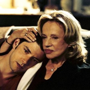 Melvil Poupaud e Jeanne Moreau in una scena del film Il tempo che resta