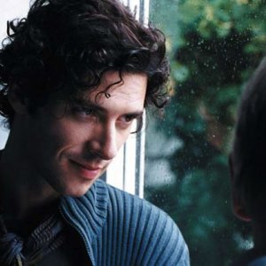 Melvil Poupaud in una scena del film Il tempo che resta