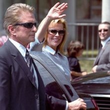 Michael Douglas con Kim Basinger in  una scena del film The Sentinel